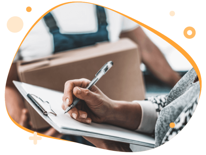 Persoon schrijft met pen wat op het formulier dat op het clipbord zit.