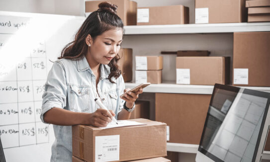 retourzendingen ondernemer vrouw dozen computer