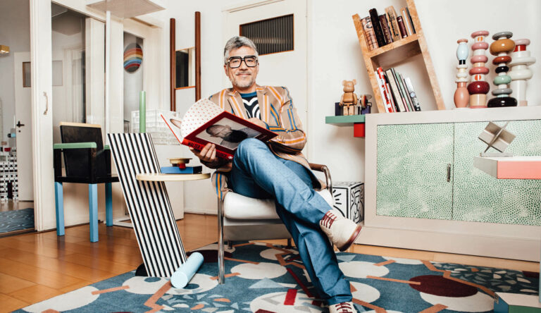 Man zit op een stoel en leest een boek