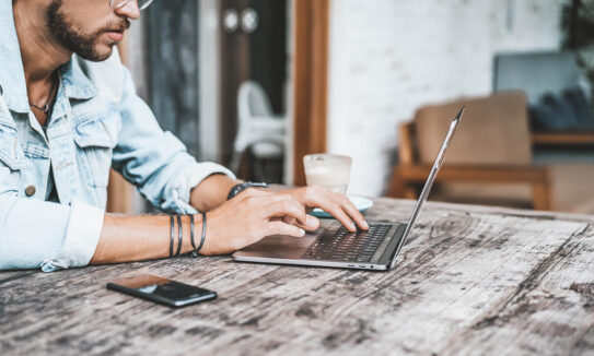 achteraf betalen man laptop tafel