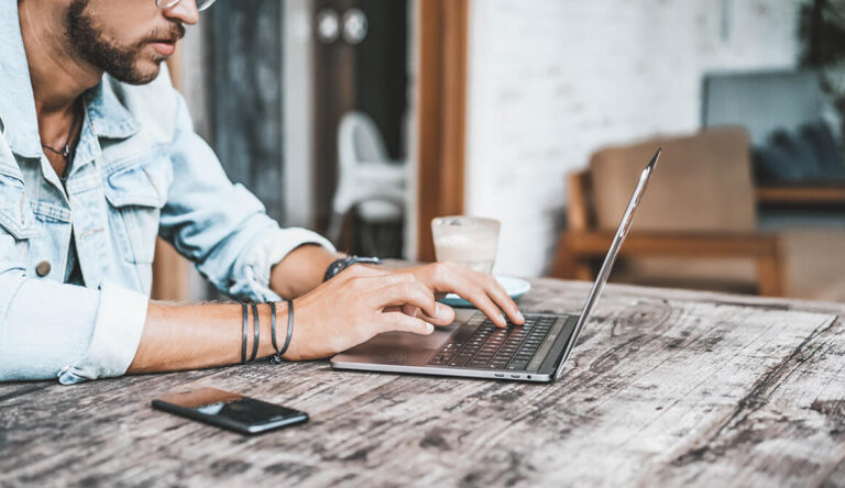 achteraf betalen man laptop tafel