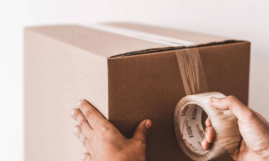 succesvol verzenden pakket plakband inpakken