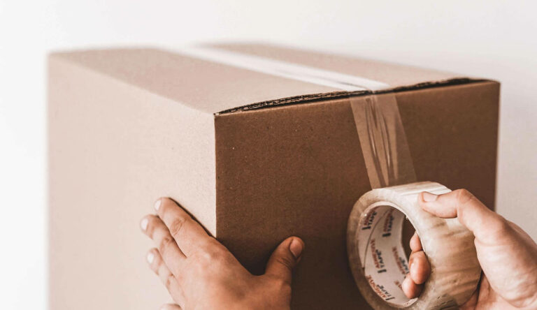 succesvol verzenden pakket plakband inpakken