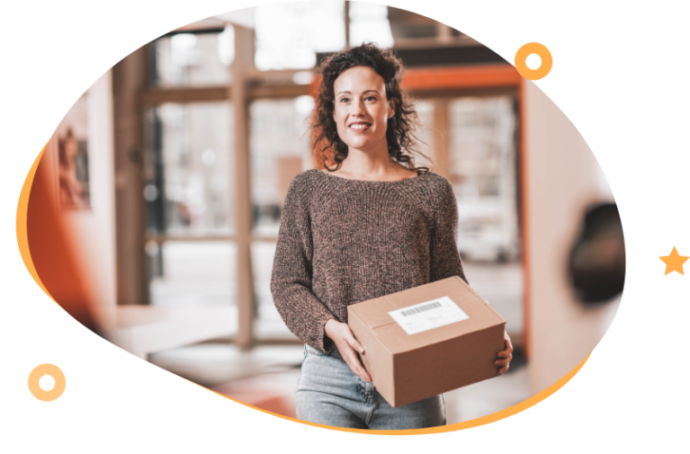 Vrouw heeft een pakketje vast.