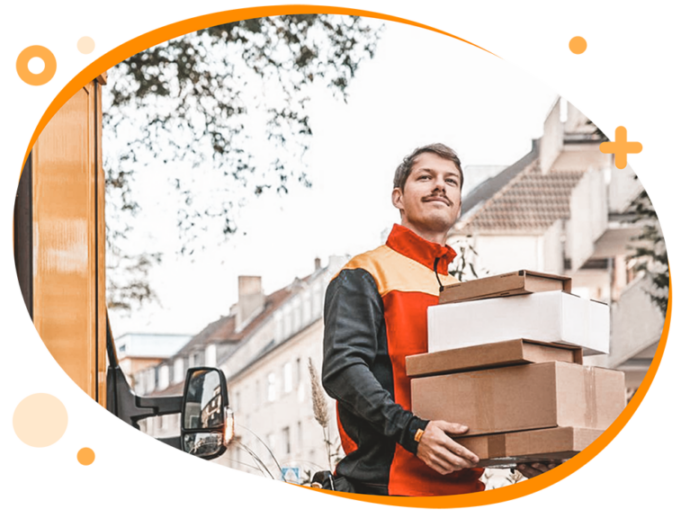 Bezorger van dhl naast zijn bus met 5 paketten in zijn hand