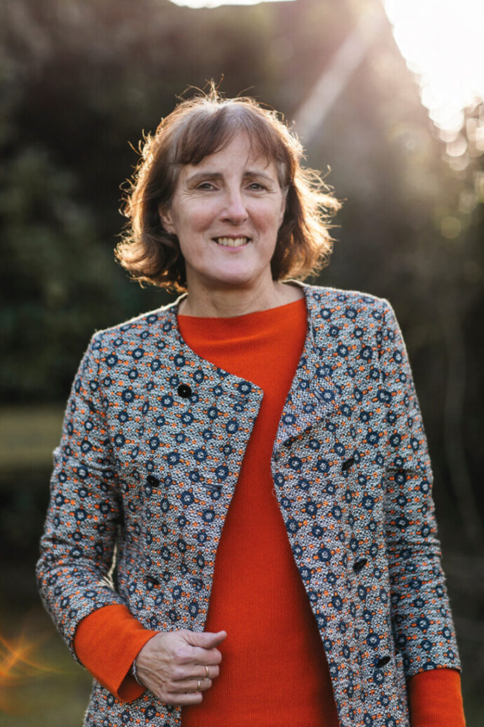 Vrouw lacht in de camera