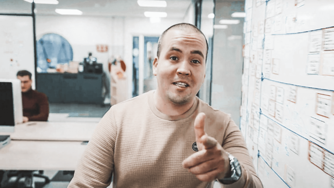 Man wijst in de camera